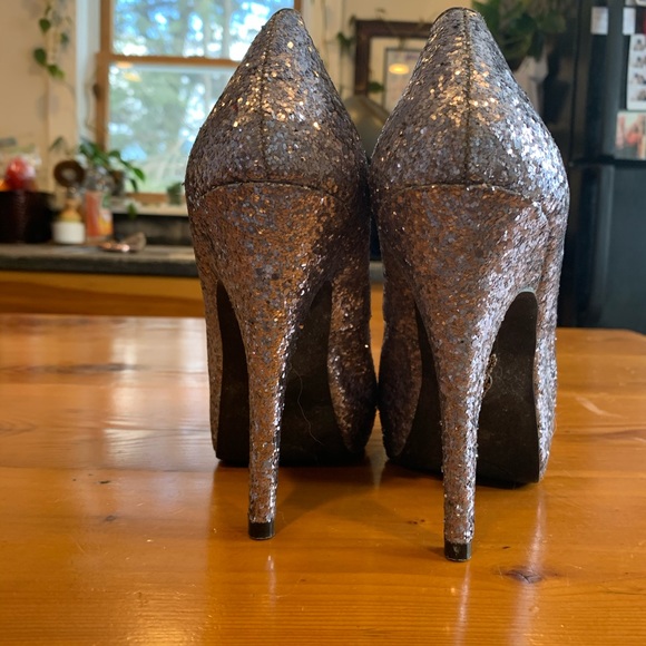 Vera Wang platform peep toe heels - Picture 3 of 5